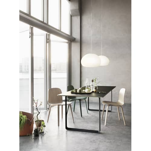 Chaise rembourrée Visu tissu gris - Muuto - Structure grise / Tissu gris clair - Bois peint, Tissu Kvadrat