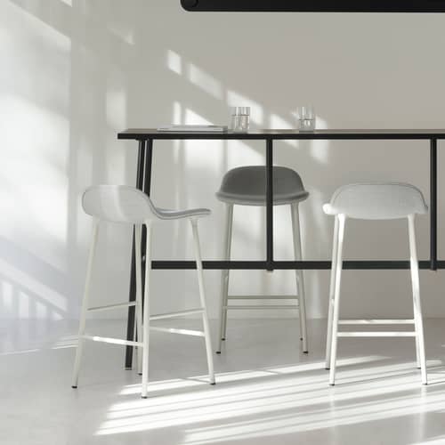 Gepolsterter Barhocker Form leder schwarz / H 65 cm - Leder / Vollpolsterung - Normann Copenhagen - Schwarzes Leder (Ultra 41599) / Schwarzer Fuß - lackierter Stahl, Leder, Polypropylen, Schaumstoff