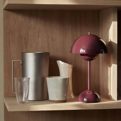 Lampe sans fil rechargeable Flowerpot VP9 plastique violet / Ø 16 x H 29 cm - Verner Panton, 1968 / Seconde vie - &tradition - Prune foncé - Polycarbonate