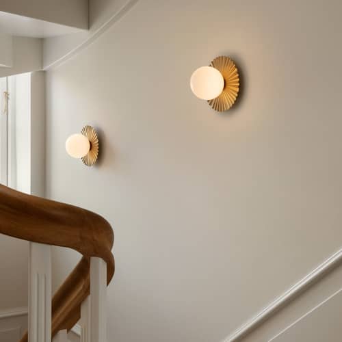 Applique salle de bains Liila Muuse Small / Plafonnier - Ø 20 cm - NUURA - Doré / Blanc opalin - Aluminium, Verre soufflé bouche