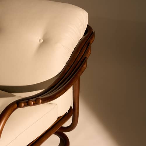 Fauteuil rembourré Tria / Réédition 1973 - Gubi - Blanc (tissu coton) / Rotin foncé - Mousse, Rotin, Tissu coton