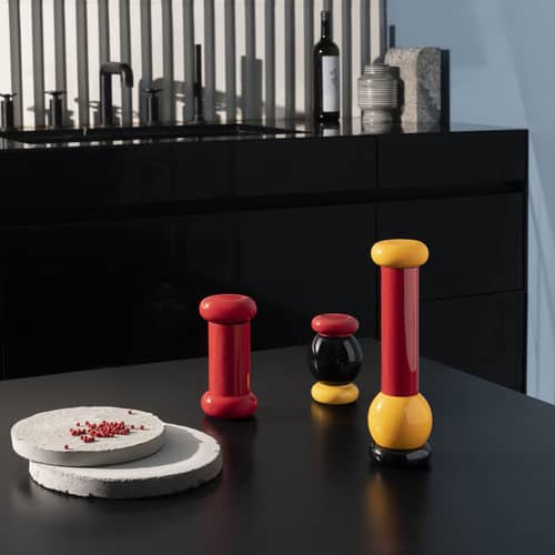 Moulin à épices Twergi bois rouge / H 15 cm - By Ettore Sottsass / Alessi 100 Values Collection - Alessi - Rouge - Céramique, Hêtre massif tourné certifié FSC