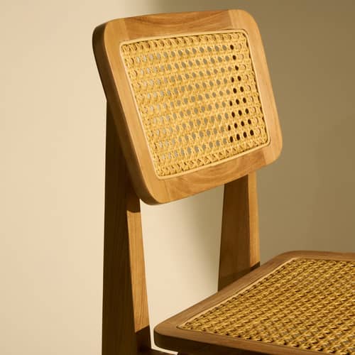 Sedia C-Chair OUTDOOR fibra sintetica legno naturale / Cannage e teak - Riedizione 1947 - Gubi - Naturale / Teck - Intreccio in fibra di polietilene, Teak massello