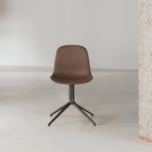 Chaise pivotante Form 4L plastique rouge - Normann Copenhagen - Rouge éclatant / Pied alu - Aluminium poli, Polypropylène