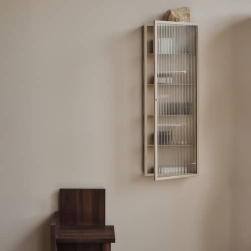 Rangement mural Haze métal beige / L 35 x H 100 cm - Verre cannelé - Ferm Living - Beige - Fer laqué, Verre cannelé