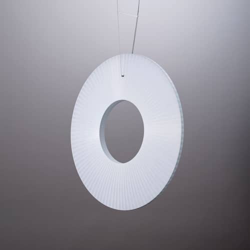 Pendelleuchte Iris Vertical textil weiß / LED - Ø 80 cm - Dix Heures Dix - Ø 80 cm / Weißer Stoff - Aluminium, Plissiertes Acrylgewebe