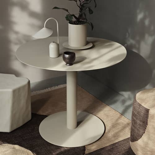Pond Café OUTDOOR Round table metal beige / Ø 88 cm - Asymmetrical shape - Ferm Living - Cashmere beige - Galvanized steel