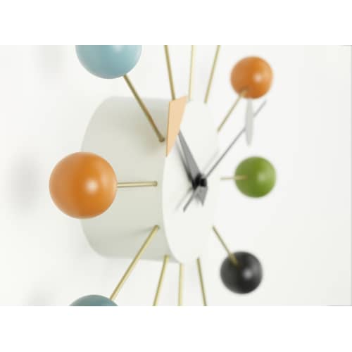 Ball Clock Wall clock wood multicoloured / By George Nelson, 1948-1960 / Ø 33 cm - Vitra - Multicoloured - Painted wood, Varnished metal