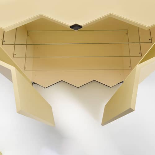 Schrank Z24 726 holz gelb / B 101 x H 120 x T 53 cm - Front im Zickzackmuster - Zanotta - Gelb Wachs - Einscheiben-Sicherheitsglas, Furnier, lackierte Holzfaserplatte