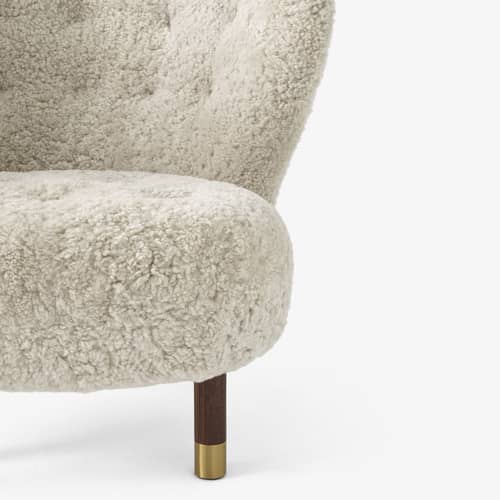 Gepolsterter Sessel Little Petra VB1 textil beige / 1938 - Schaffell / Limitierte Ausgabe 2022 - &tradition - Beige (Schaffell) / Nussbaum & Messing - Massives Messing, Nuss, geölt, Schafsfell, Schaumstoff