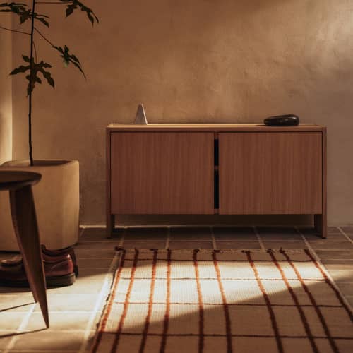 Meuble à chaussures Parcel Low bois marron / L 100 x H 50 x P 30 cm - Ferm Living - Chêne teinté foncé - Placage de chêne