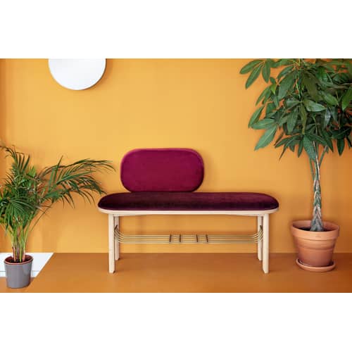 Banc rembourré Eustache tissu bois rouge / L 120 cm - Velours - Hartô - Bordeaux - Chêne massif, Laiton brossé, MDF, Mousse, Velours polyester