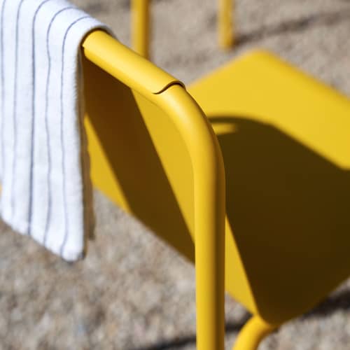 Chaise empilable Panorama métal jaune - TIPTOE - Jaune Soleil - Acier thermolaqué