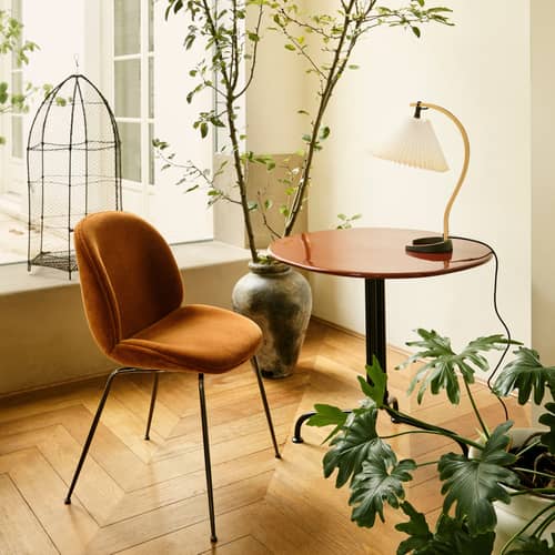 Lampe de table Timberline tissu blanc / Réédition 1970s - Gubi - Tissu blanc / Bois & noir - Bouleau, Chêne, Fonte, Tissu plissé