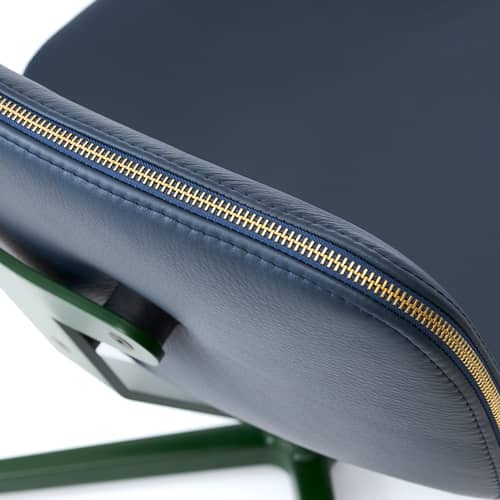 Fauteuil pivotant Arba / Cuir - Bouroullec, 2024 - raawii - Cuir bleu foncé / Base vert foncé - Acier, Aluminium, Contreplaqué, Cuir, Mousse