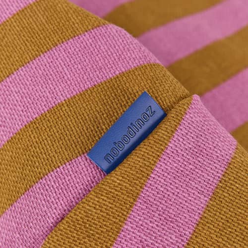 Sitzkissen für Kinder Bliss textil rosa - NOBODINOZ - Rosa & Curry / Gestreift - Expandiertes Polystyrol, Organische Baumwolle