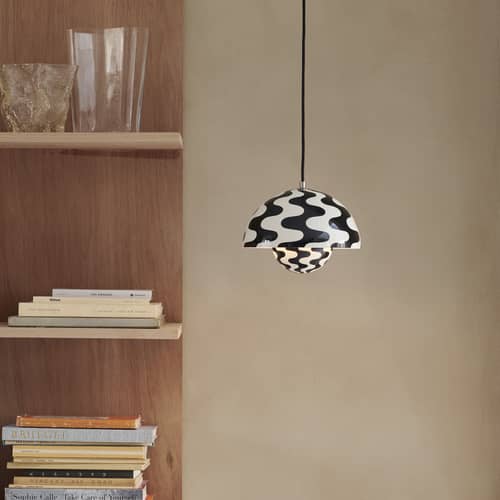 FlowerPot VP1 Pendant metal white black / Ø 23 cm - By Verner Panton, 1968 - &tradition - Black & white - Lacquered steel