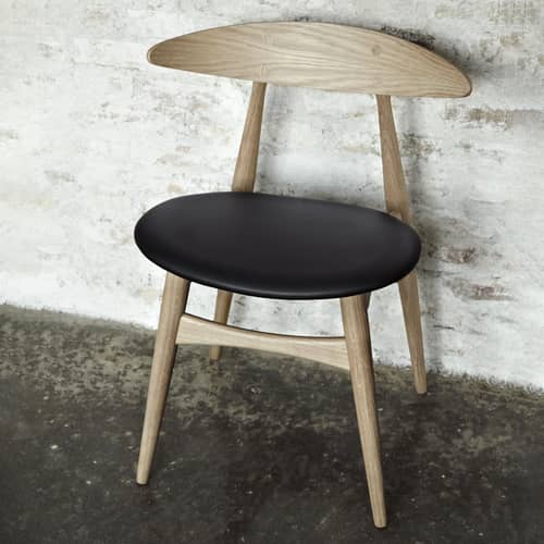 Sedia CH33P pelle legno naturale / Hans J. Wegner, 1957 - Seduta imbottita pelle - CARL HANSEN & SON - Pelle nera (Thor 301) / rovere oliato FSC - Compensato, Espanso, Massello di quercia oliato, Pelle