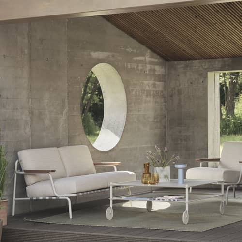 Divano da giardino a 2 posti Settle tessuto bianco / 152,5 cm - Muuto - Tessuto Grigio / Ecrù (Laze 1) - Acciaio, Cinghia in poliestere, Espanso, Mogano, Tessuto per esterni