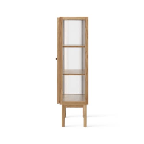 Geschirrschrank Curiosity Low holz natur / B 70,5 x H 143 cm - Geriffeltes Glas - Audo Copenhagen - H 143 cm / Eiche natur - eichenfurnierte Holzfaserplatte, Geriffeltes Hartglas, massive Eiche