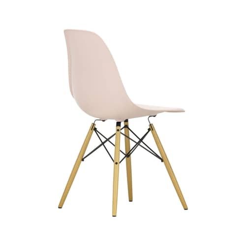 Chaise RE DSW - Eames Plastic Side Chair / (1950) - Pieds bois clair / Recyclé - Vitra - Rose tendre / érable nuance jaune - Érable massif, Plastique recyclé post-consommation