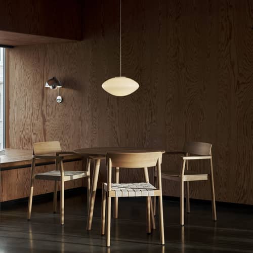 Stapelbarer Sessel Betty TK9 holz natur / Leinengurte - &tradition - Eiche / Naturleinen - Furnier, Leinen, massive Eiche