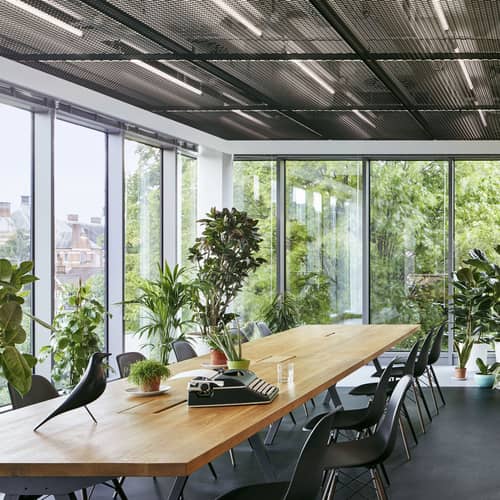 Stuhl RE DSW - Eames Plastic Side Chair plastikmaterial schwarz / (1950) - Beine aus dunklem Holz / recycelt - Vitra - Schwarz / Ahorn dunkel - , Recycelter Kunststoff (Post-Consumer)