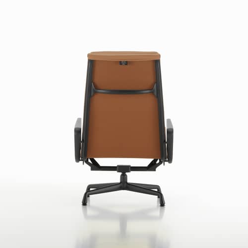 Fauteuil pivotant Soft Pad Lounge EA 222 cuir marron / Inclinable - Eames, 1969 - Vitra - Cognac (cuir) / Pied noir - Aluminium injecté, Cuir de vache, Mousse polyuréthane