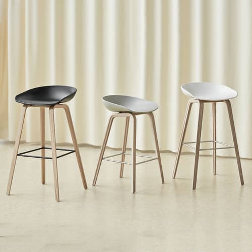 Tabouret de bar About a stool AAS 32 LOW plastique noir / H 65 cm - Recyclé / Seconde vie - Hay - Noir / Chêne noir - Chêne laqué, Polypropylène recyclé