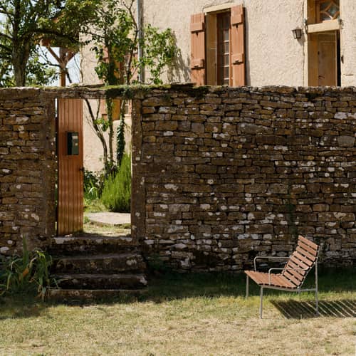 Traverse Lounge Bench with backrest wood brown / L 114 cm - With armrests / Bouroullec - Hay - Bench / Brown Wood - Aluminium, Thermo-treated solid ash wood