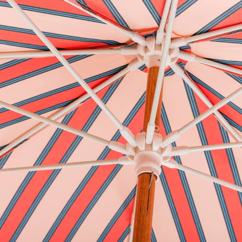 Parasol The Amalfi rose / Ø 230 cm - BUSINESS & PLEASURE - Rayé / Rose - Aluminium, Bois de récupération, Fibre de verre, Toile outdoor