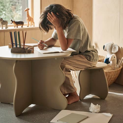 Table enfant Slope bois beige / Ø 71 x H 48 cm - Ferm Living - Beige Cachemire - Panneaux de fibres de bois