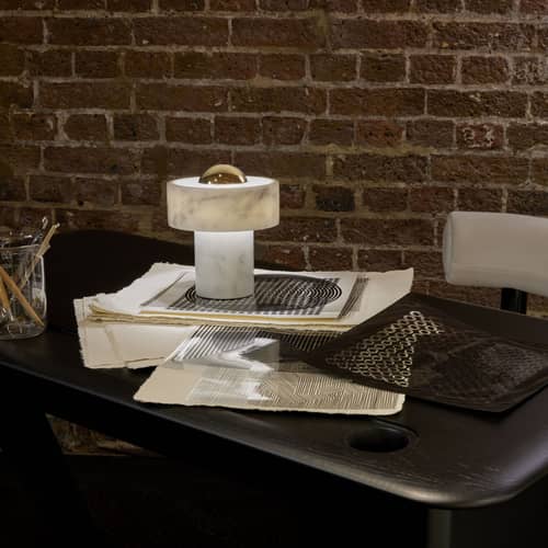 Lampe sans fil rechargeable Stone Portable LED marbre blanc / Ø 16 x H 19 cm - Tom Dixon - Marbre blanc / Laiton - Acier finition laiton, Marbre