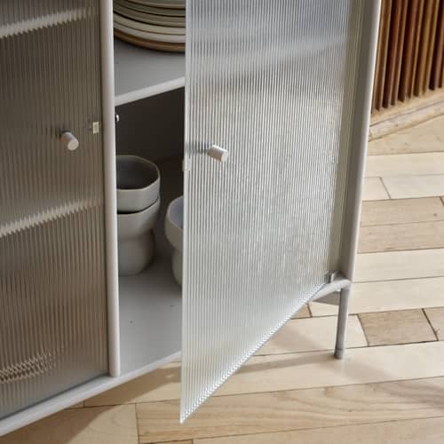 Geschirrschrank Ripple III holz grün / Vitrine - B 69,6 x T 38 x H 105 cm / Wellglas - MONTANA - Pine 136 / Verchromte Füße - Geriffeltes Glas, lackierte Holzfaserplatte, verchromter Stahl