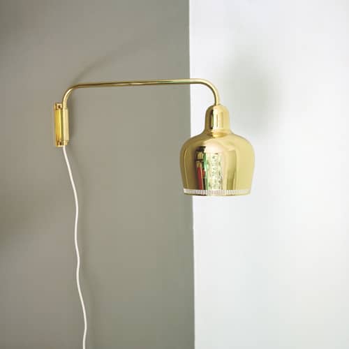 Applique con presa Golden Bell A330S metallo oro / Alvar Aalto, 1937 - Braccio girevole - ARTEK - Ottone - Ottone tornito