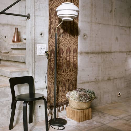 Lampadaire A808 métal blanc / Alvar Aalto, 1955 - ARTEK - Blanc / Noir - Acier laqué, Acier recouvert de cuir, Laiton poli