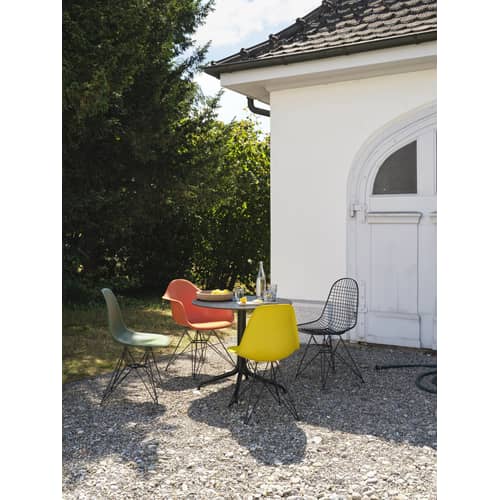 DAR - Eames Plastic Armchair Armchair plastic material white / (1950) - Black legs - Vitra - White / Black legs - Epoxy lacquered steel, Polypropylene