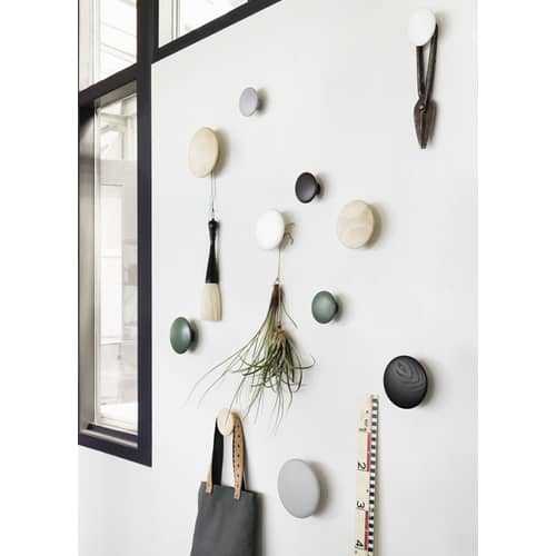 Patère The Dots Wood XS / Bois - Ø  6,5 cm - Muuto - Vert ancien - Frêne teinté
