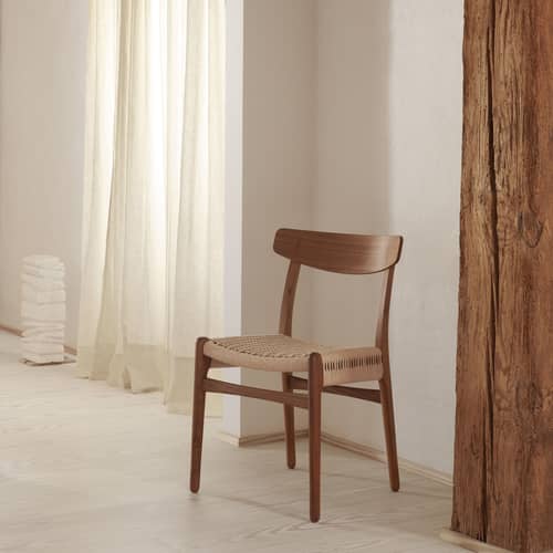 Stuhl CH23 holz natur / Hans J. Wegner, 1950 - Papierschnur - CARL HANSEN & SON - Nussbaum geölt / Naturfarbene Schnur - Geölte massive Walnuss, Geöltes Nussbaum-Sperrholz, Natürliches Seil