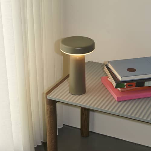 Lampe extérieur sans fil rechargeable Ease plastique beige / Ø 13 x H 21,5 cm - Muuto - Taupe - Plastique ABS moulé