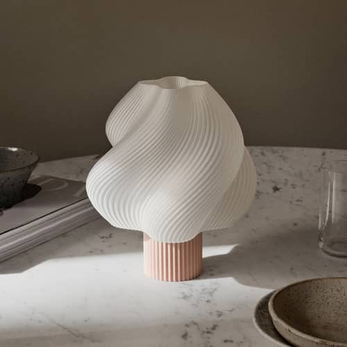 Lampe sans fil rechargeable Soft Serve rose - CRÈME ATELIER - Sorbet Fraise des bois / blanc - PLA recyclé