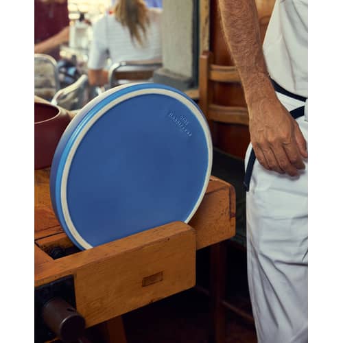 Schale Omar 02 keramik blau / Schale - Large / Ø 30,8 x H 6,3 cm - Handgefertigt - raawii - Electric blue - emaillierte Keramik