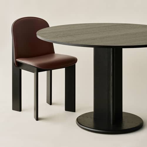 Chisel 29 Round table wood black / Ø 120 cm - Center base - Hay - Black - Lacquered oak veneer
