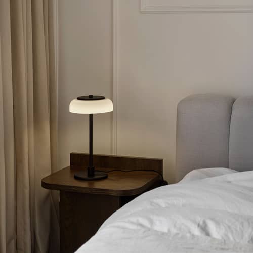 Lampe de table Blossi LED verre / H 31 cm - NUURA - Noir / Blanc opalin - Métal, Verre soufflé bouche