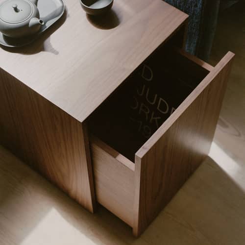 Table d\'appoint Mass / Tiroir - 40 x 40 x H 47 cm - NEW WORKS - Noyer - Placage de noyer