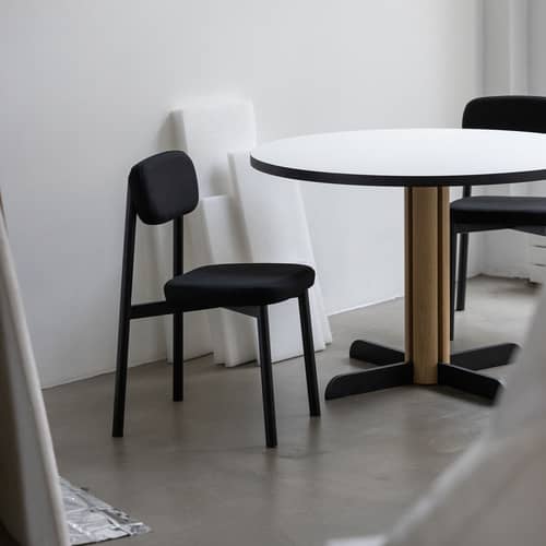Sedia imbottita Residence tessuto nero / Impilabile - KANN DESIGN - Nero - Acciaio, Schiuma HR, Tessuto Kvadrat