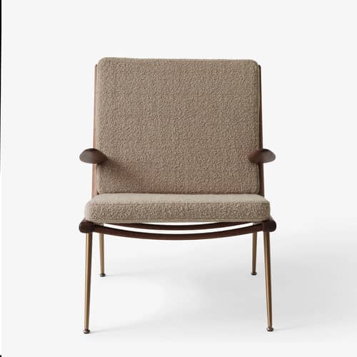 Fauteuil rembourré Boomerang HM2 (1956) tissu blanc beige bois naturel / Avec accoudoirs - Noyer - &tradition - Beige (Karakorum) / Noyer & laiton - Laiton, Mousse HR, Noyer massif, Tissu