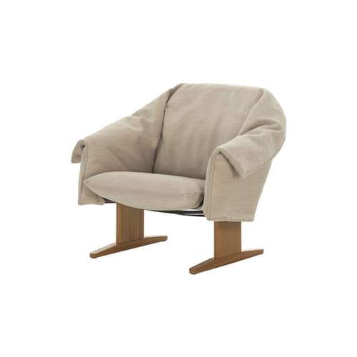 Gepolsterter Sessel Bascule Lowback textil beige / Neigungsmechanismus – Füße aus Eiche - Vitra - Elfenbein (Nubia-Stoff) / Fuß aus Eiche - Gewebe, massive Eiche, Recycelbarer PU-Schaum