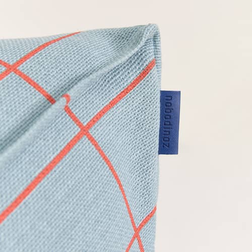 Pouf bambini Vibes tessuto blu - NOBODINOZ - Blu cielo e rosso / Griglia - Cotone bio, Polistirolo espanso