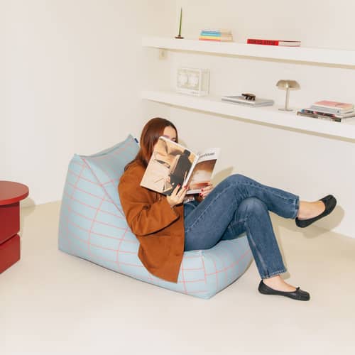 Pouf Vibes Long - NOBODINOZ - Bleu ciel & rouge / Grille - Coton bio, Polystyrène expansé